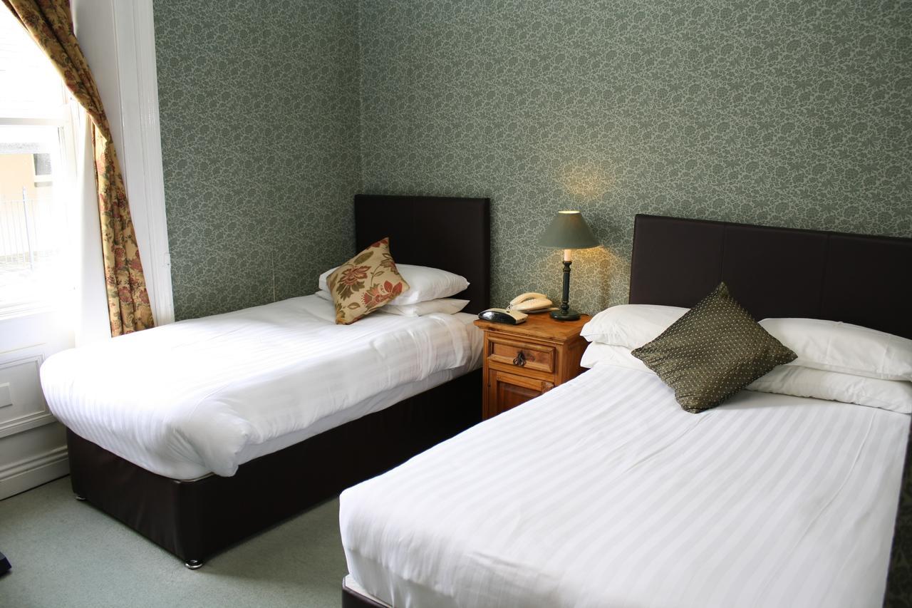 Woodhill House 3*