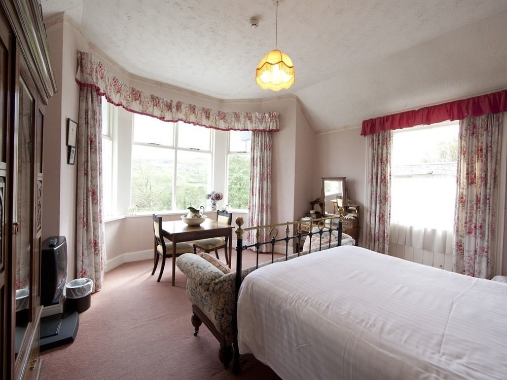 Woodhill House 3*